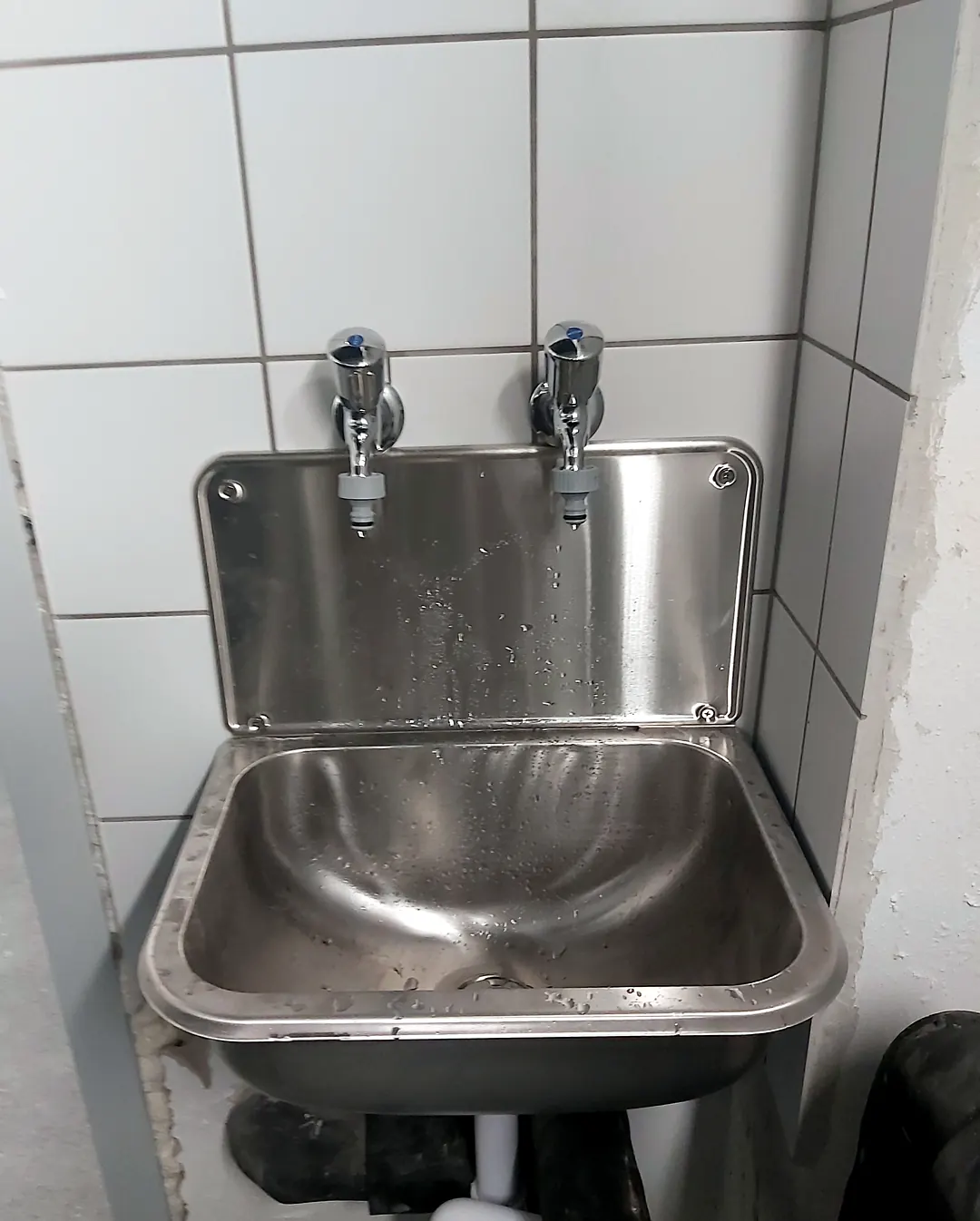 Falra szerelt rozsdamentes kézmosó két csappal, csempés falon